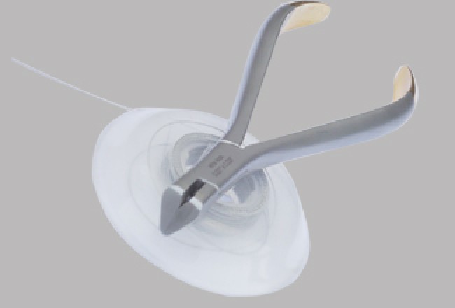 Distal end cutter trimming an orthodontic archwire flush behind the molar tube